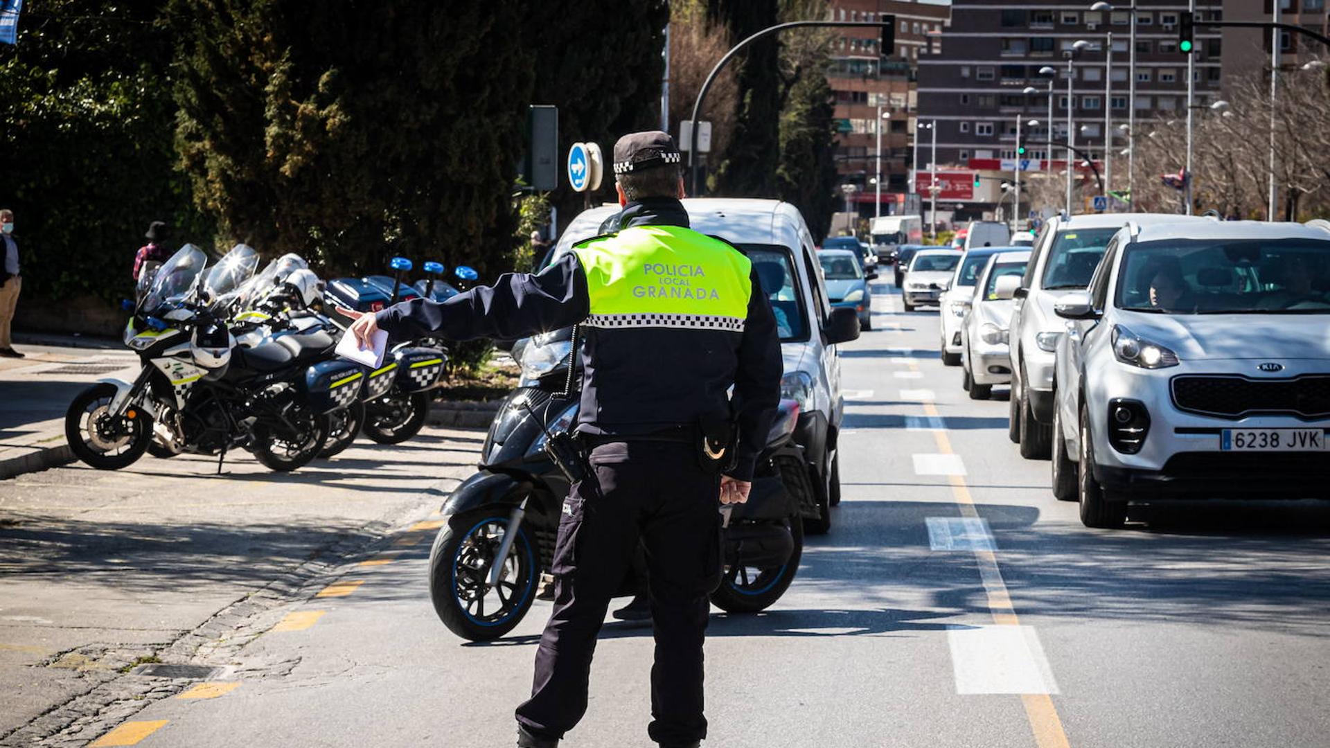 Sucesos En Granada Sale Ileso Tras Caer Con Su Coche Por Un Desnivel